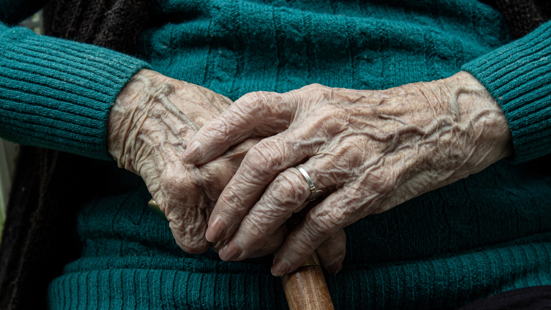 Strenge hiërarchie en pestgedrag: onveilige werkcultuur in de ouderenzorg