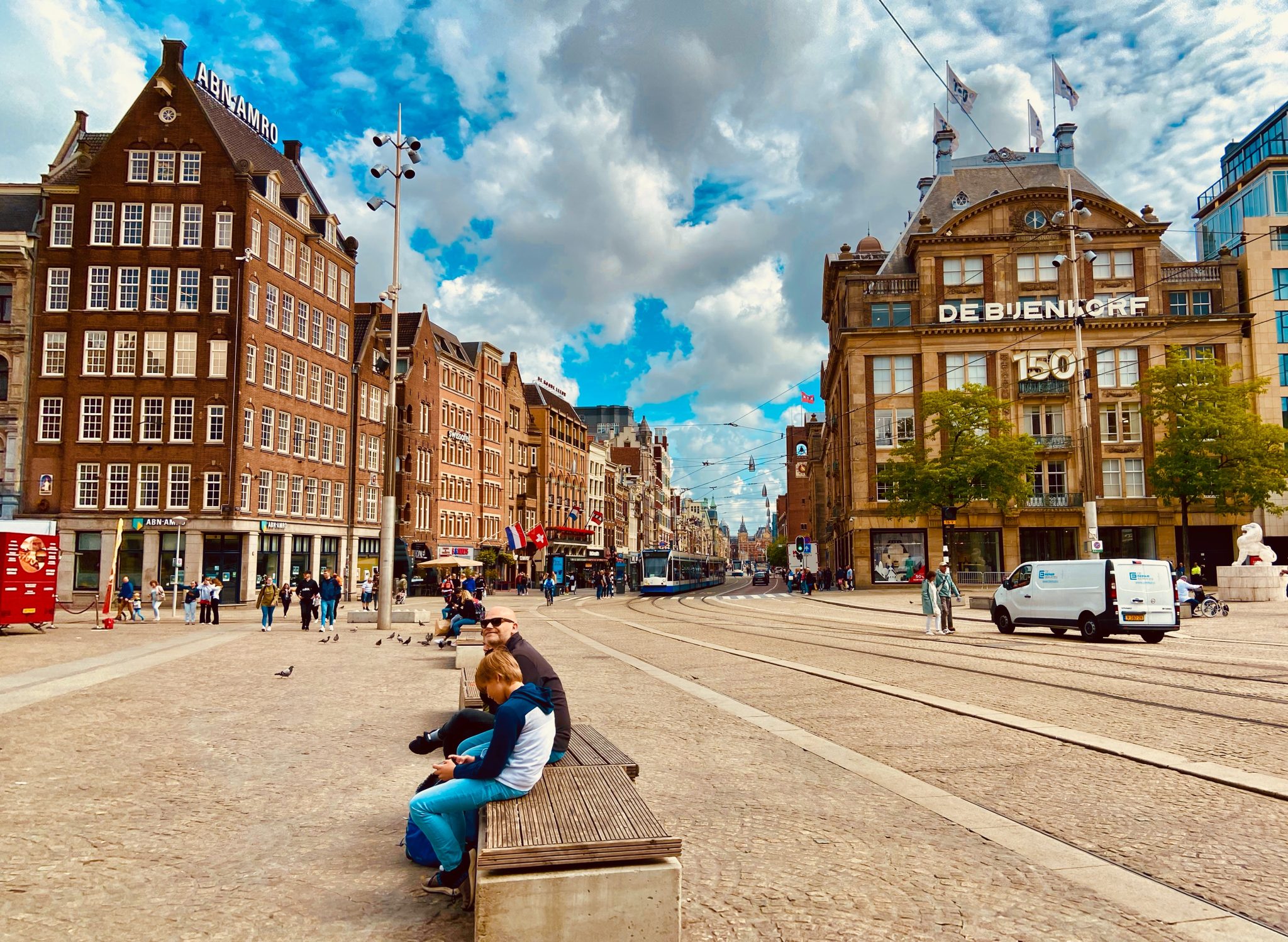 Steun ontvangen én gul geven: in de coronacrisis wil de Bijenkorf van twee walletjes eten